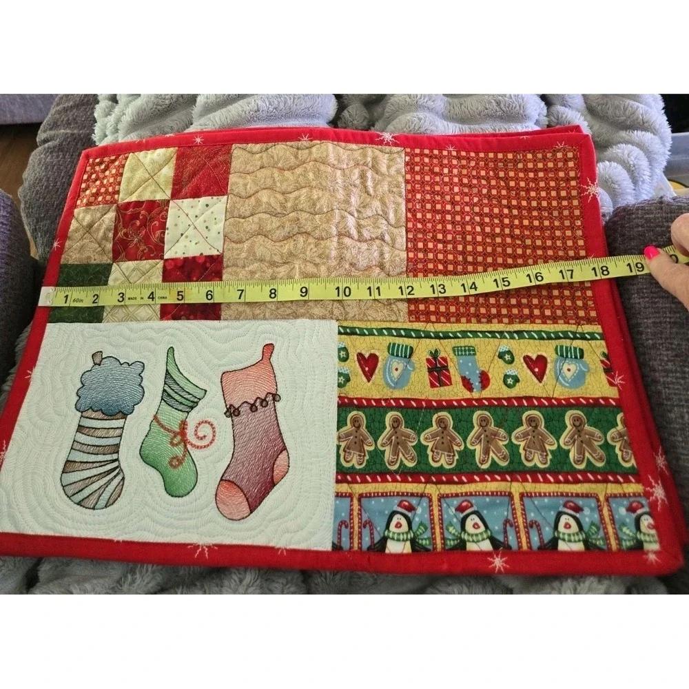 Christmas Embroidered Placemats-18x12-Set of 4-Patchwork-Quilted-Holiday-EUC!!